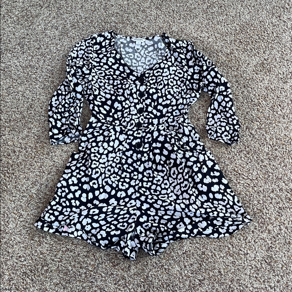 New Arizona Jean Company Gray And White Patterned Romper